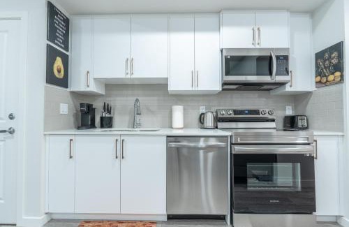 Southeast Calgary Apartamento | Stylish Getaway 2BD Basement by YMCA and South Health Campus Hospital