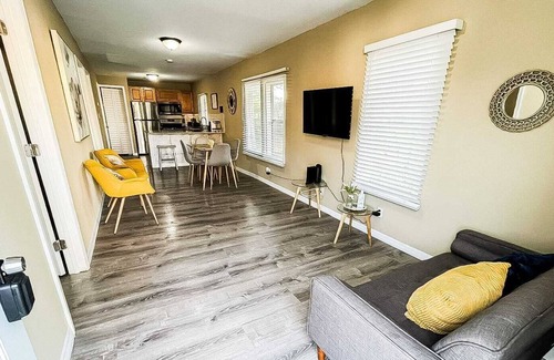 Temple Crest Casa | Stylish Getaway near Buschgardens