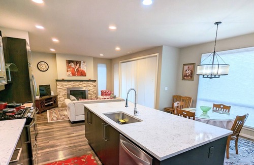 Silver Lake Casa | Stylish Gorgeous Quiet Residential Home near Mill Creek