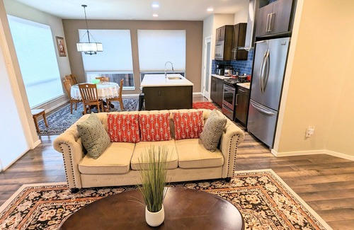 Silver Lake Casa | Stylish Gorgeous Quiet Residential Home near Mill Creek