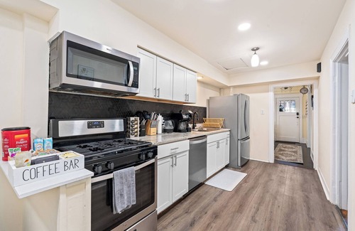 Dixon Park Casa | Stylish Group Getaway | Pool & Courtyard Fun