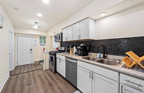 Dixon Park Casa | Stylish Group Getaway | Pool & Courtyard Fun