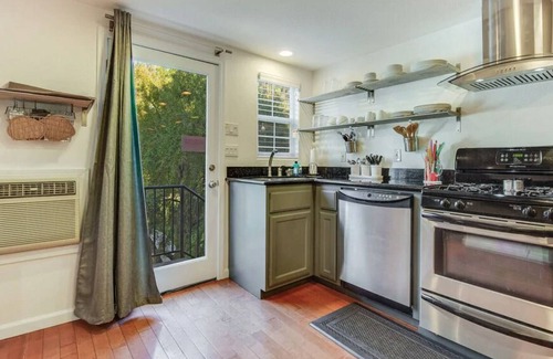 Gilroy Casa | STYLISH- GUEST HOUSE ON A BEAUTIFUL ESTATE
