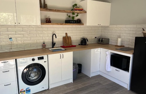 Everton Hills Apartamento | Stylish Guest Suite in Everton Hills