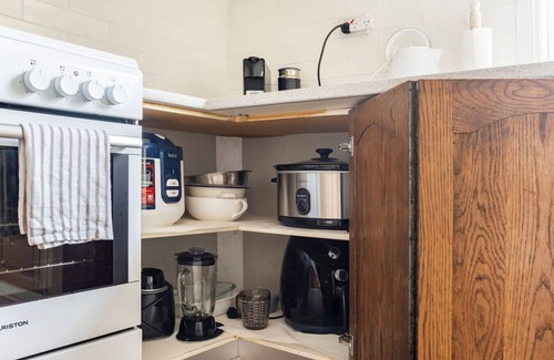 Wollongong CBD Casa | 3BR/1BT short walk to Wollongong Hospital