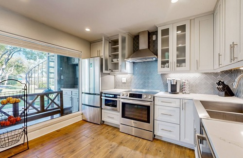 Lakeway Condominio | Stylish Hideaway w/ Chic Kitchen & Private Patio - Located at World of Tennis