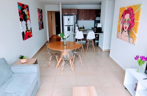 Granada Apartamento | Stylish high-rise KS bed, pool, high speed WiFi!