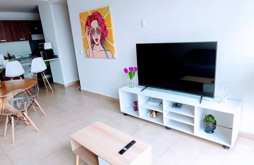 Granada Apartamento | Stylish high-rise KS bed, pool, high speed WiFi!