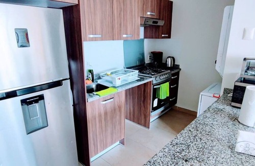 Granada Apartamento | Stylish high-rise KS bed, pool, high speed WiFi!