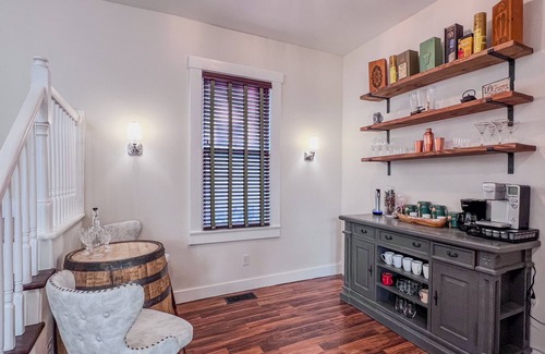New Albany Casa | Stylish historic home, 10ft ceilings, pet friendly private fenced in back yard!