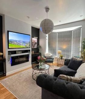 Sheffield Casa | Stylish home close to Arena