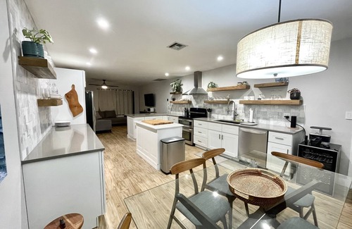 Jupiter Casa | Stylish home close to beaches and restaurants