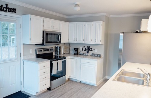 New Bern Casa | Stylish home conveniently located just minutes from dining, shopping & downtown!
