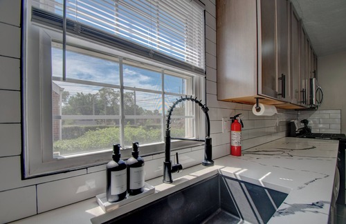 Gary Casa | Stylish Home Near BP/Hospitals