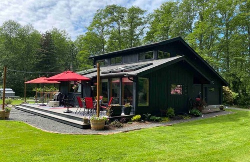 Lummi Island Casa | Stylish Home on Private 5 Acres- EV Charger