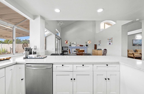 Valinda Casa | Stylish Home w Full Kitchen Garage Backyard