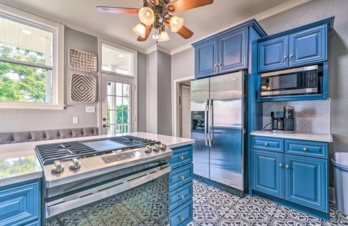 Hot Springs Casa | Stylish home w/washer/dryer, deck with grill, cable & central AC