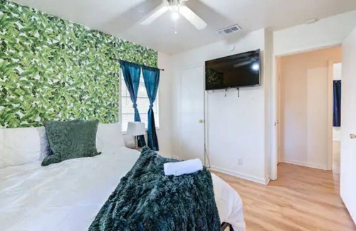 Beaumont Casa | Stylish home with Arcade(7000 games) and King beds