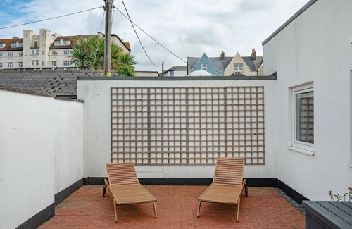 Bude Casa | Stylish Home with Parking, Minutes from Beach