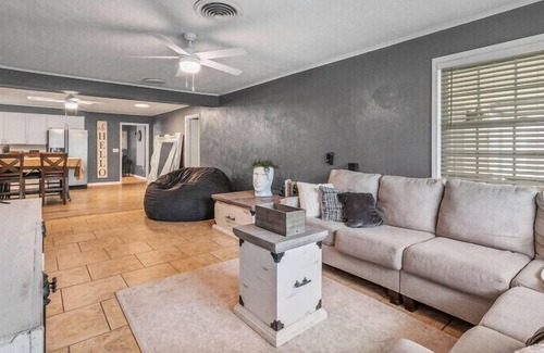 Sulphur Casa | Stylish Home-with Pool table, Gym, Office, outside lounge area, and amenities