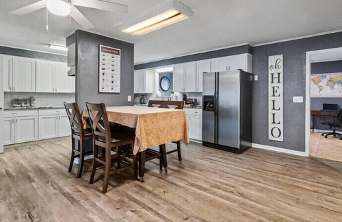 Sulphur Casa | Stylish Home-with Pool table, Gym, Office, outside lounge area, and amenities