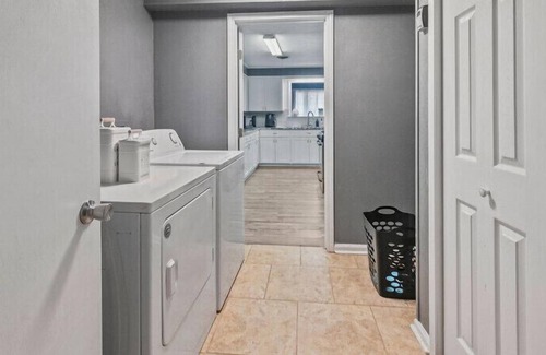 Sulphur Casa | Stylish Home-with Pool table, Gym, Office, outside lounge area, and amenities