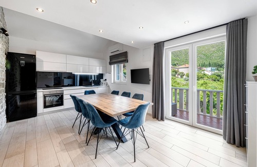 Zaton Casa | Acogedora casa con piscina privada climatizada y vista al mar