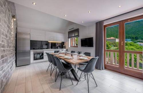 Zaton Casa | Acogedora casa con piscina privada climatizada y vista al mar