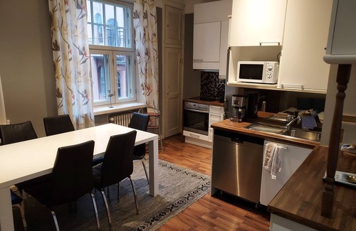 Kluuvi Apartamento | Stylish home with stunning views of the railway square 74 m2