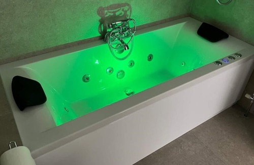 Hereford Casa | Stylish House 4 beds Jacuzzi Gym fast Wi-Fi Parking