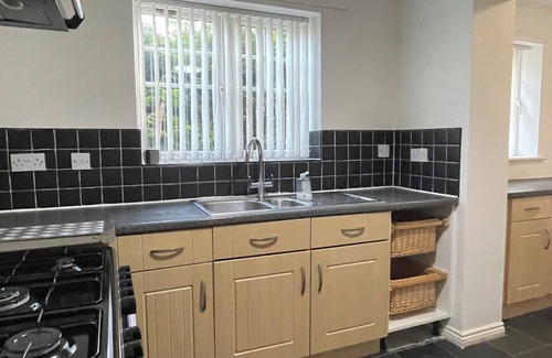 Marston Green Casa | Stylish house for contractors + family, NEC, HS2.