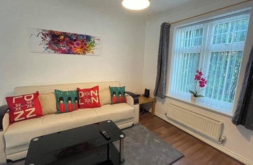 Marston Green Casa | Stylish house for contractors + family, NEC, HS2.