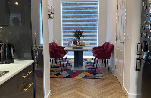 Rotherham Casa | Stylish house in Rotherham/Sheffield area, with free private parking.