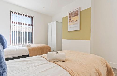 Ashton in Makerfield Casa | Stylish House - Sleeps 7 - Free Parking, Fast WiFi and Smart TV - Contractors, Groups and Long Stays Welcome by Yoko Property