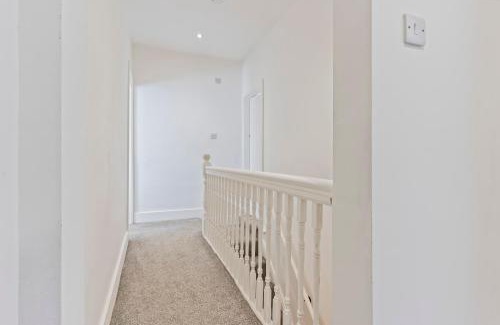 Ashton in Makerfield Casa | Stylish House - Sleeps 7 - Free Parking, Fast WiFi and Smart TV - Contractors, Groups and Long Stays Welcome by Yoko Property
