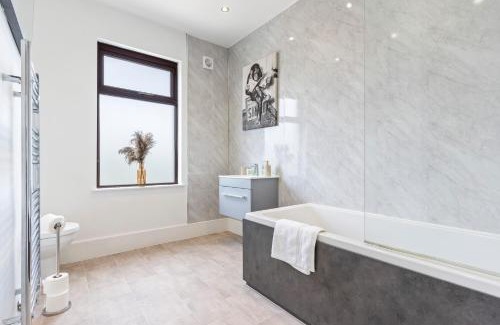 Ashton in Makerfield Casa | Stylish House - Sleeps 7 - Free Parking, Fast WiFi and Smart TV - Contractors, Groups and Long Stays Welcome by Yoko Property