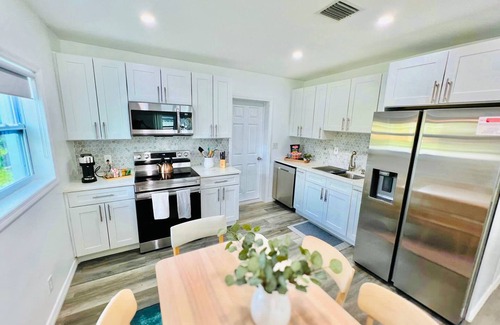 North Andrews Gardens Casa | Stylish House w Hot Tub Close to Beach Stadium