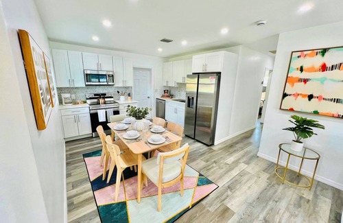 North Andrews Gardens Casa | Stylish House w Hot Tub Close to Beach Stadium