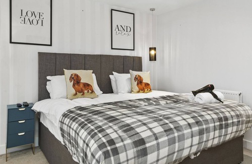 Milton Keynes Casa | Stylish House with Pool Table, Fast Wifi, Smart TVs w/ Netflix by Yoko Property