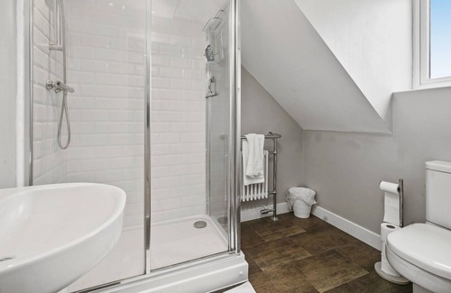 Milton Keynes Casa | Stylish House with Pool Table, Fast Wifi, Smart TVs w/ Netflix by Yoko Property
