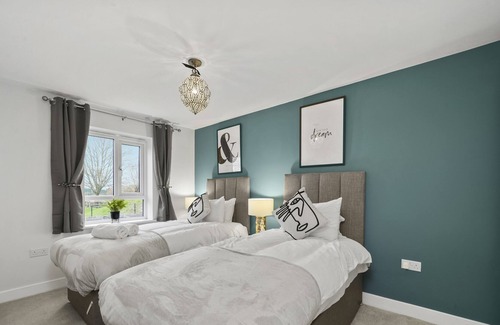 Milton Keynes Casa | Stylish House with Pool Table, Fast Wifi, Smart TVs w/ Netflix by Yoko Property
