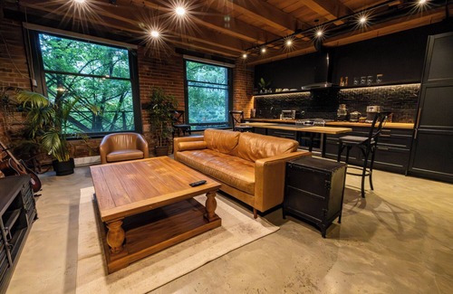 Crosstown Apartamento | Stylish Industrial Loft Historic Gastown