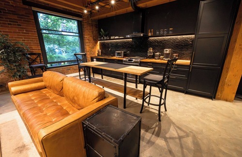 Crosstown Apartamento | Stylish Industrial Loft Historic Gastown