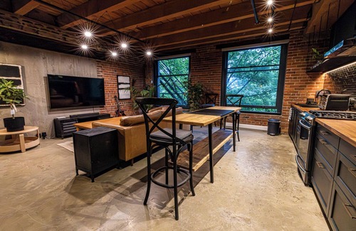 Crosstown Apartamento | Stylish Industrial Loft Historic Gastown
