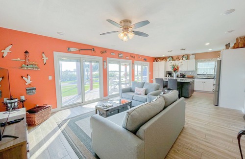 Kerr Townsley Port Orange Casa | Stylish Intercoastal Blue Bungalow -3 min to Daytona Beach