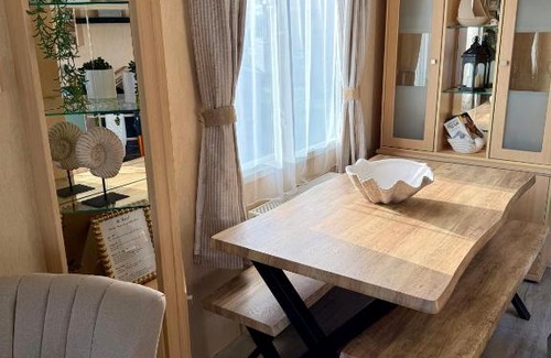 Colchester Complejo | Stylish Inviting 2 Bedroom Caravan with Sea View