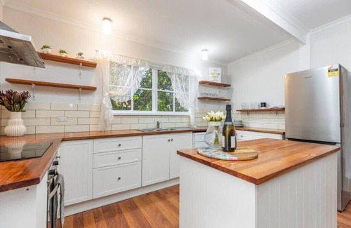 Lake Albert Casa | Stylish Lake Albert Cottage. Wagga Wagga