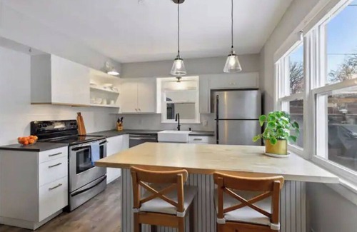 Fulton Apartamento | New listing! Stylish Lake Harriet home w/ backyard retreat
