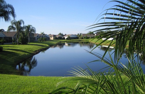 Sabal Harbour Villa | Elegante villa frente al lago con piscina orientada al sur. A poca distancia en coche de hermosas playas.
