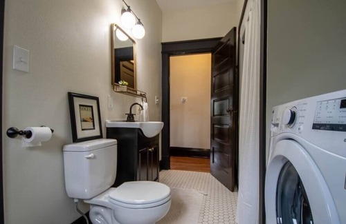 Downtown Des Moines Casa | Stylish Large Home with King Bed Near East Village